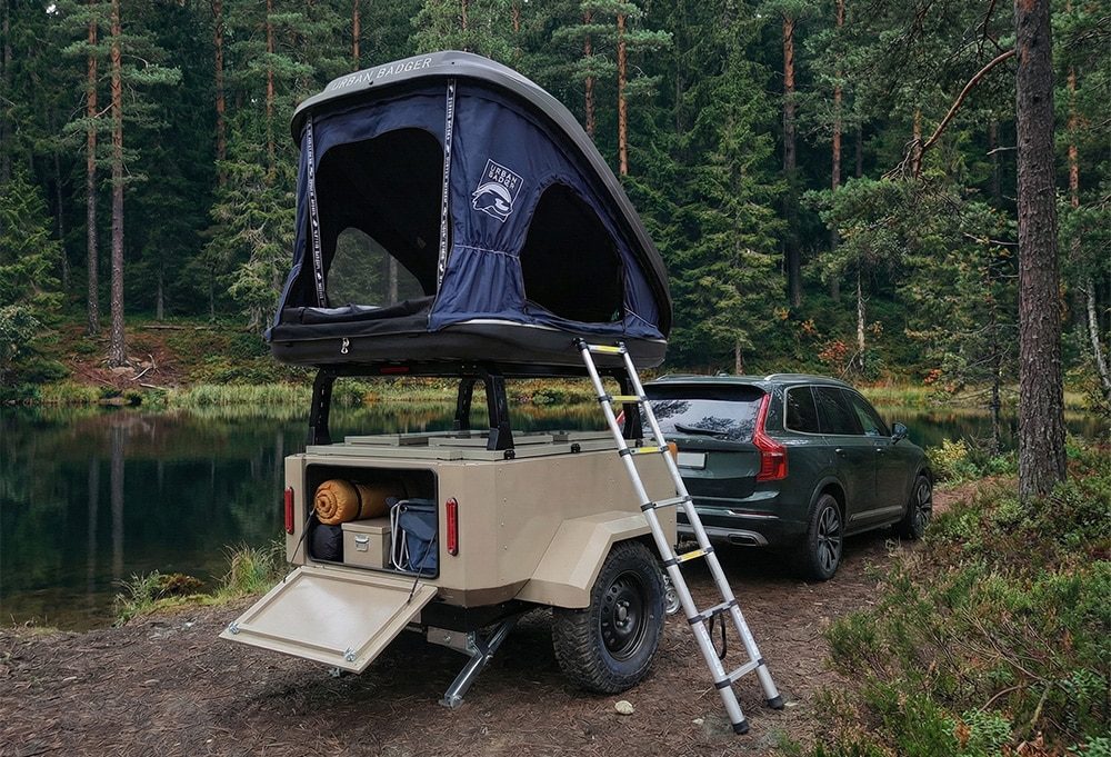 Mohican trailer with rooftop tent by the lake